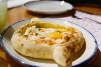 Dit Georgische kaasbrood duikt nu overal in Nederland op